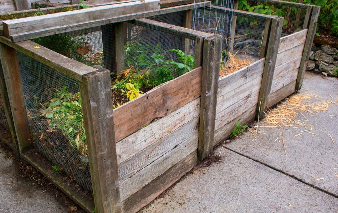 HOW TO MAKE A DIY COMPOST BIN? – Slick Garden