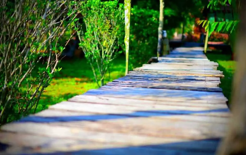 WOOD GARDEN WALKWAY